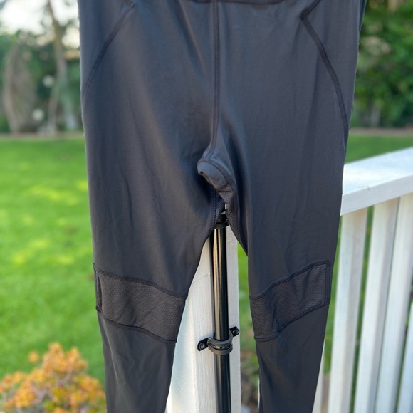 Massov Black Streamlined Leggings with Stretchy Fit Size Small NWOT MID- Waisted - Picture 4 of 9